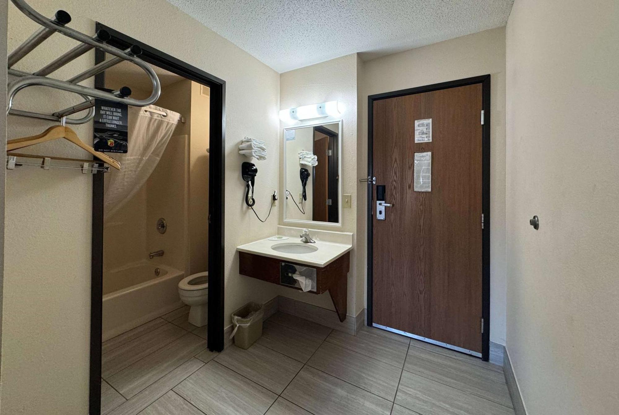 Hotel Super 8 By Wyndham Columbia Clark Lane Esterno foto